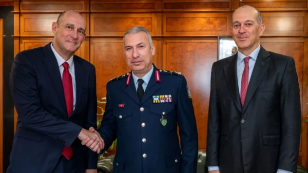 Κράνη για τους μοτοσυκλετιστές της αστυνομίας δώρισαν οι Παναγιώτης και Γιώργος Αγγελόπουλος