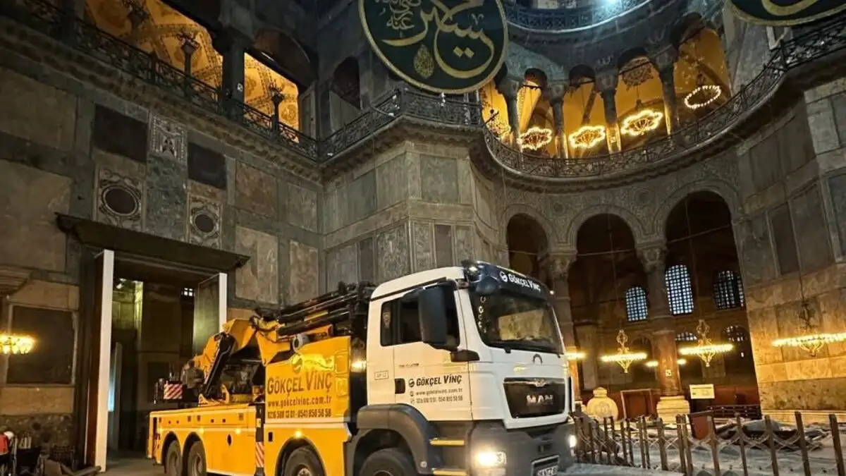Αγιά Σοφιά: Γερανοί και φορτηγά μέσα στο μνημείο λόγω… αναστήλωσης - Οι αντιδράσεις και η απάντηση του τουρκικού υπουργείου