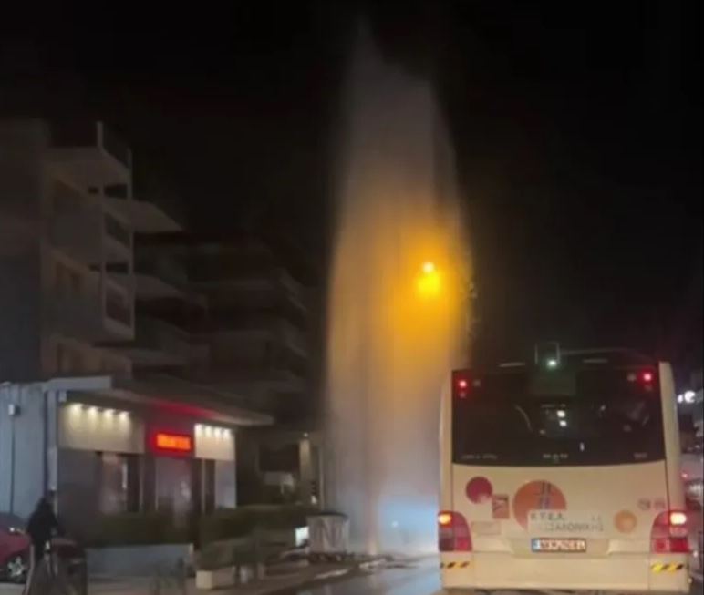 Θεσσαλονίκη: Σπασμένος αγωγός δημιούργησε… «συντριβάνι» (ΒΙΝΤΕΟ)