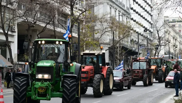 Απόβαση αγροτών και κτηνοτρόφων στο κέντρο της Αθήνας: Συγκέντρωση έξω από το υπουργείο Αγροτικής Ανάπτυξης