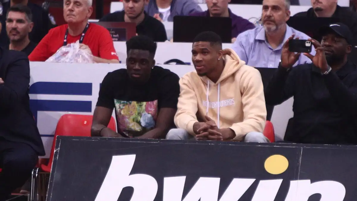 Ο Θανάσης και ο Γιάννης Αντετοκούνμπο παρακολούθησαν από κοντά τον αδερφό τους Άλεξ στη G League