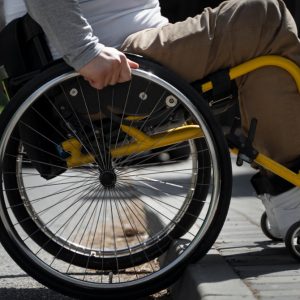 Πρώτη κατοικία ΑμεΑ: Οι πλειστηριασμοί, τα κενά προστασίας και οι εξώσεις στην Ελλάδα (του Θανάση Μπόμη)