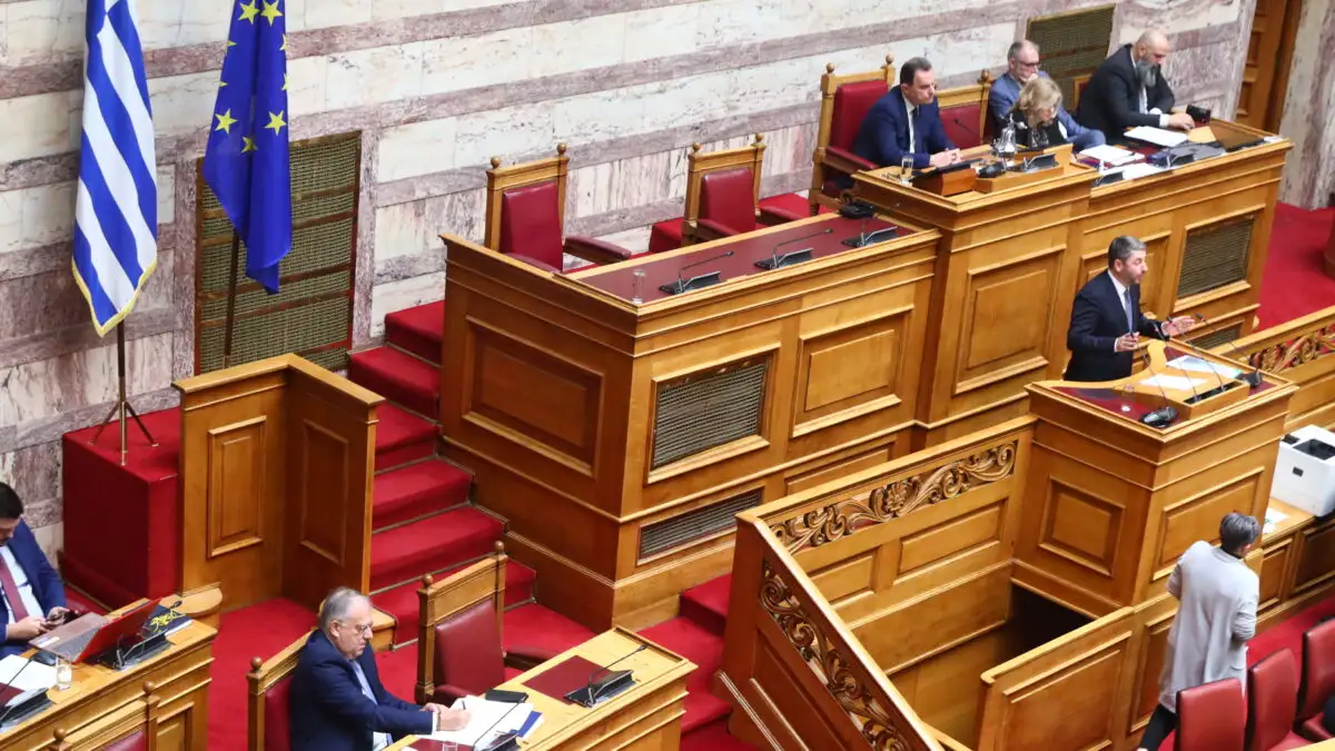 Στα άκρα η κόντρα ΝΔ και ΠΑΣΟΚ για τον «Φραπέ»: Για κουμπαριά με τον Ξυλούρη, λέει ο Ανδρουλάκης – «Είσαι τρολ του διαδικτύου», απαντά ο Μαρινάκης