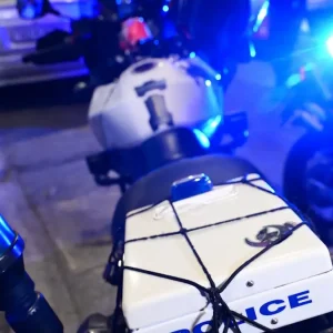 Τρόμος στην Αργυρούπολη: Οδηγοί τσακώθηκαν στον δρόμο – Ο ένας απείλησε τον άλλο με τσεκούρι και συνελήφθη