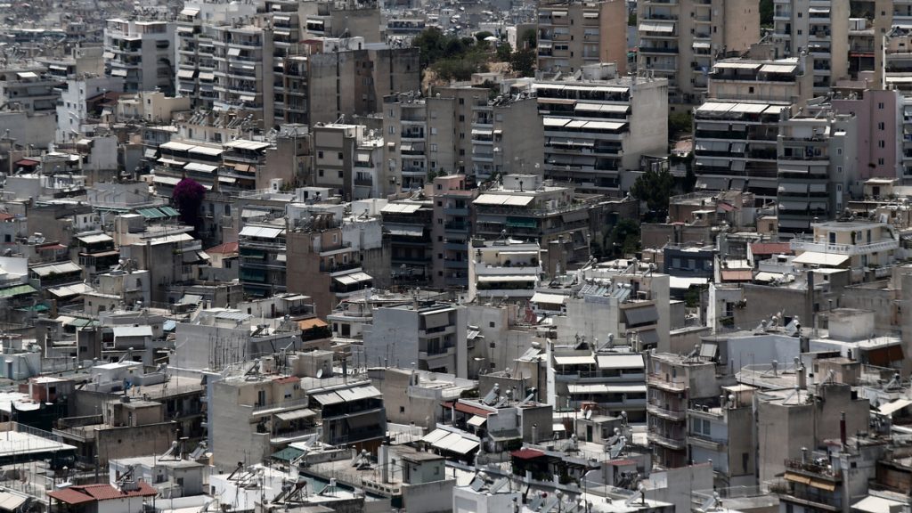 Η επαρχία ερημώνει όταν η Αθήνα «στενάζει» από κόσμο!