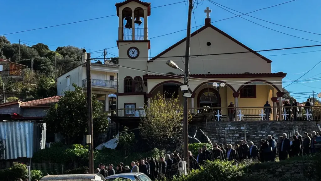 Σπαραγμός στην κηδεία του 3χρονου Ανδρέα που σκοτώθηκε πέφτοντας από μάντρα – «Πού είσαι αγάπη μου;»