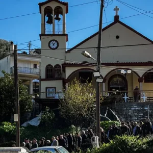 Σπαραγμός στην κηδεία του 3χρονου Ανδρέα που σκοτώθηκε πέφτοντας από μάντρα – «Πού είσαι αγάπη μου;»