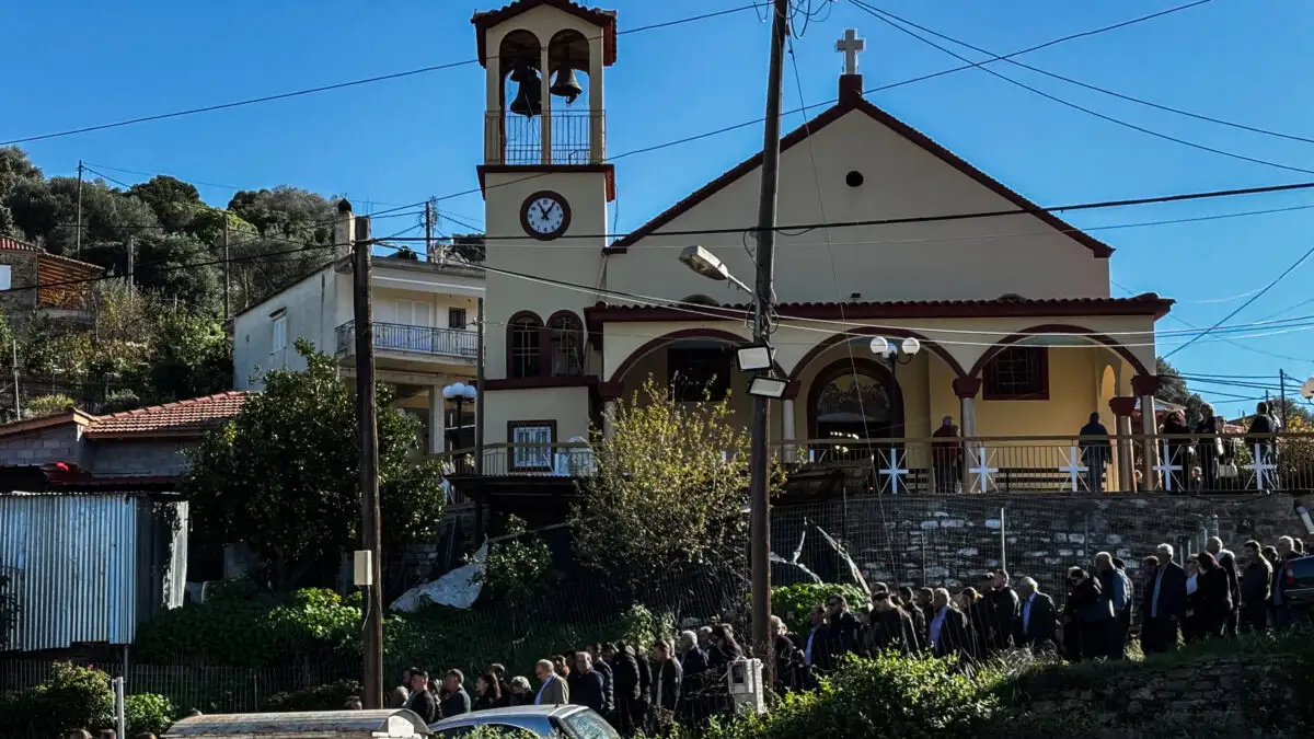 Σπαραγμός στην κηδεία του 3χρονου Ανδρέα που σκοτώθηκε πέφτοντας από μάντρα – «Πού είσαι αγάπη μου;»