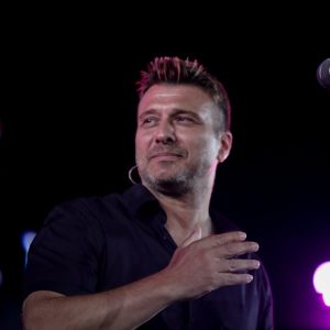 Φυλάκιση 18 μηνών με αναστολή στη 48χρονη stalker του Γιάννη Πλούταρχου – Πίσω από τα κάγκελα αν τον πλησιάσει στα 500 μέτρα