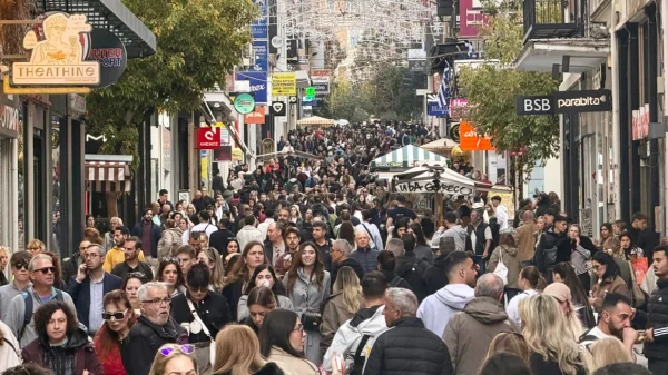 Μετά την κακοκαιρία οι καταναλωτές ξεχύθηκαν στα μαγαζιά λόγω Black Friday, ουρές στην Ερμού