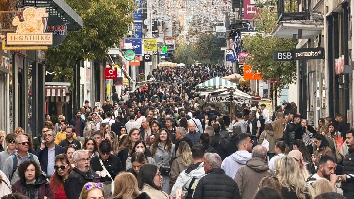 Μετά την κακοκαιρία οι καταναλωτές ξεχύθηκαν στα μαγαζιά λόγω Black Friday, ουρές στην Ερμού