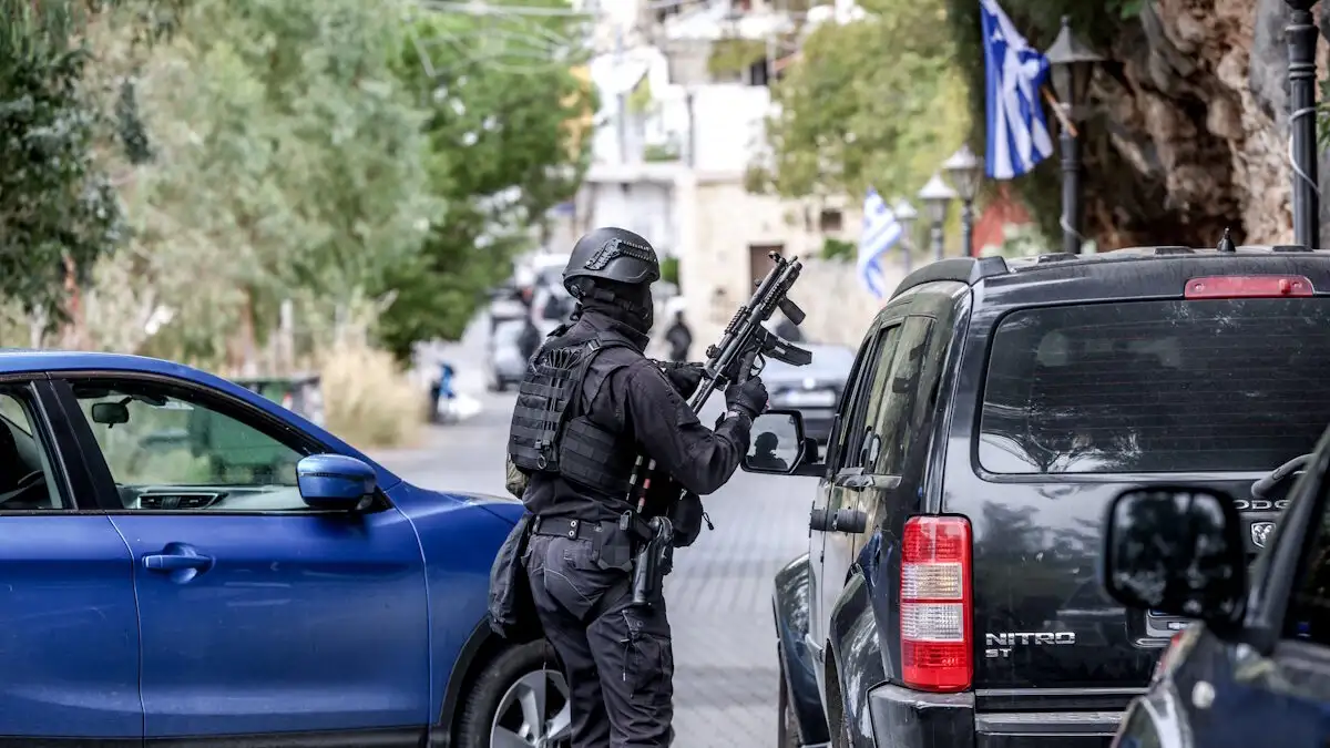 Ντοκουμέντα από τη βεντέτα στα Βορίζια: Φωτογραφίες δείχνουν το «γαζωμένο» αυτοκίνητο του Φανούρη Καργάκη