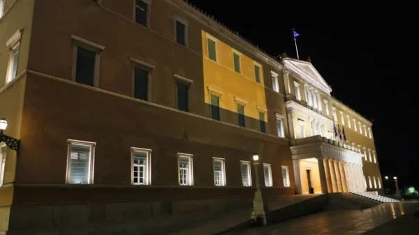 Φωταγώγηση της Βουλής για την ημέρα ενάντια στη βία κατά των γυναικών