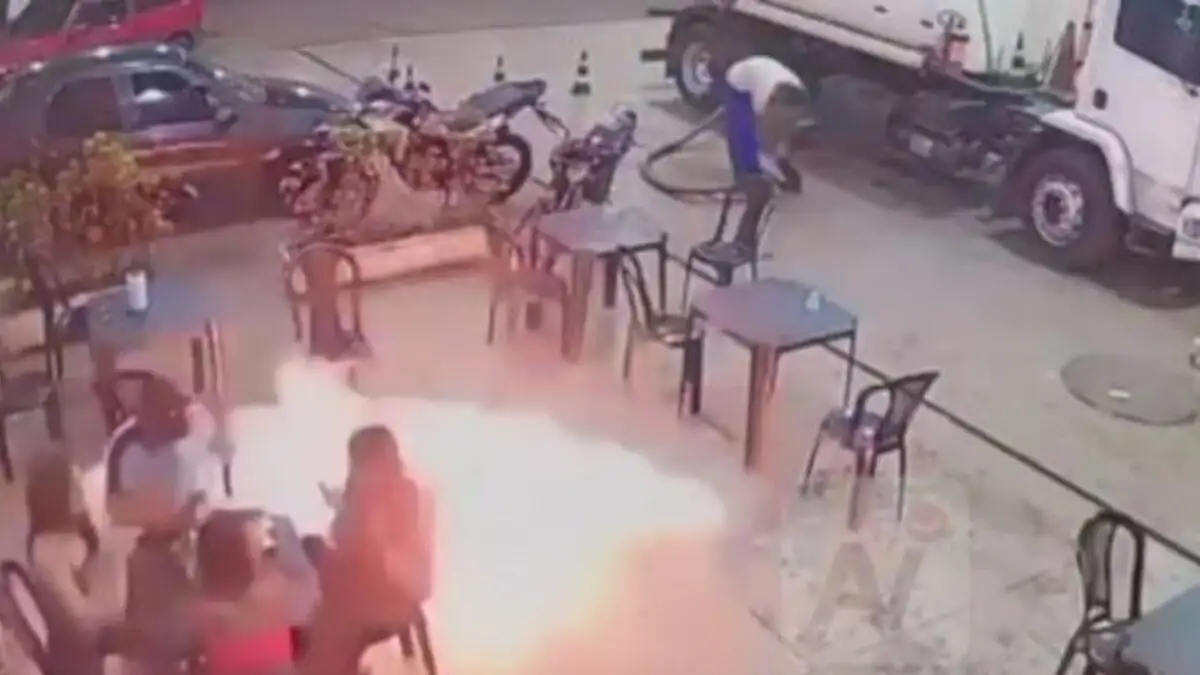 Βραζιλία: Πέταξε σπίρτο στο πάτωμα σε εστιατόριο βενζινάδικου και έβαλε φωτιά – Δείτε βίντεο