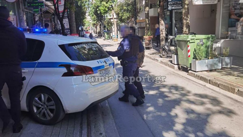 Λαμία: Άνδρας «σήκωσε στο πόδι» την οδό Βύρωνος κρατώντας λοστούς - Τρόμαξαν επαγγελματίες και περαστικοί