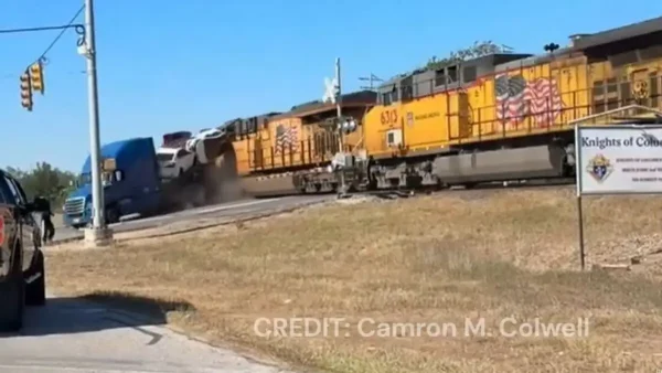 Τέξας: Η στιγμή που τρένο πέφτει πάνω σε νταλίκα που μετέφερε αυτοκίνητα – Κόλλησε στις ράγες