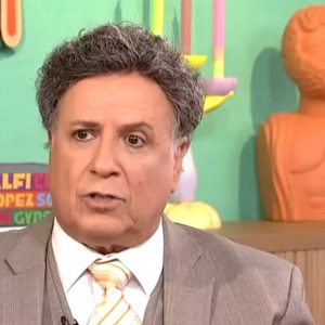 O Χάρης Ρώμας αποκάλυψε πώς η Καρυά Αργολίδος «έγινε» το Κολοκοτρωνίτσι στο «Καφέ της Χαράς»