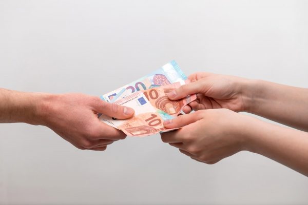 Προϋπολογισμός 2026: Μέτρα για τη στέγαση και την οικογένεια, αυξήσεις αποδοχών και μειώσεις φόρων – 3,2 δισ. ευρώ για 5 εκατ. νοικοκυριά