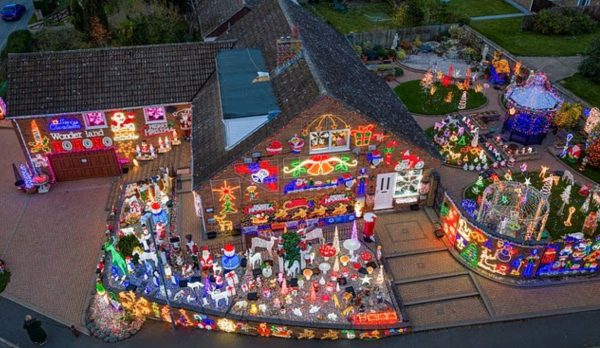 Δύο εκατομμύρια χριστουγεννιάτικα φωτάκια άναψαν νωρίς για φιλανθρωπικό σκοπό – Το σπίτι που μαγεύει τους επισκέπτες