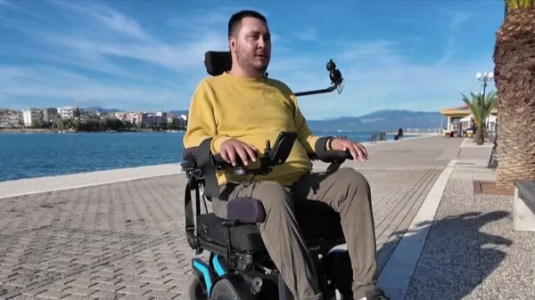 «Κατάλαβα εξ αρχής ότι παρέλυσα - Ο Θεός δεν είναι τιμωρός»: Συγκινεί ο Γιάννης Δαμιανός που βούτηξε για τον Σταυρό και καθηλώθηκε στο αναπηρικό αμαξίδιο