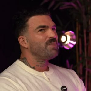 Ο Δημήτρης Αλεξάνδρου στη Μύκονο χωρίς την Ρία Ελληνίδου – Η ερώτηση για ενδεχόμενη πρόταση γάμου