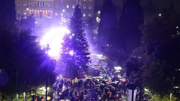 Ανάβει το Χριστουγεννιάτικο δέντρο της Αθήνας στο Σύνταγμα – Υπό βροχή οι εκδηλώσεις