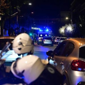 Έπεσαν πυροβολισμοί στον Άγιο Δημήτριο - Διαρρήκτες τραυμάτισαν τρεις αστυνομικούς