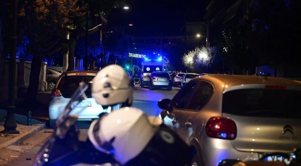 Έπεσαν πυροβολισμοί στον Άγιο Δημήτριο - Διαρρήκτες τραυμάτισαν τρεις αστυνομικούς