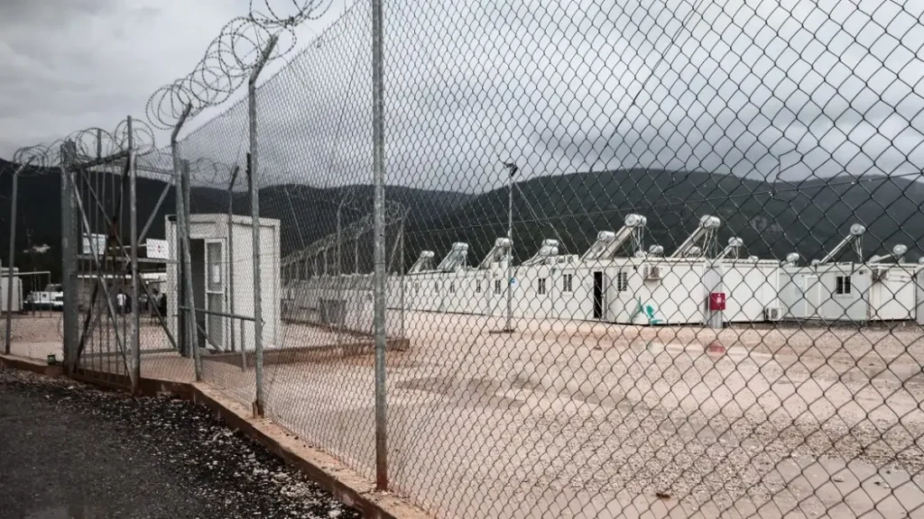 Εξέγερση σε δομή μεταναστών στις Σέρρες – Έκοψαν τα πλέγματα και έφυγαν – Πετροπόλεμος με τους αστυνομικούς, 29 συλλήψεις