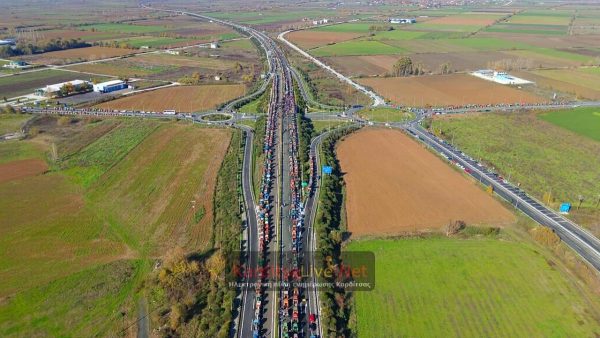 Έσπασαν το μπλόκο της αστυνομίας οι αγρότες της Καρδίτσας - Έκλεισαν τον Ε65