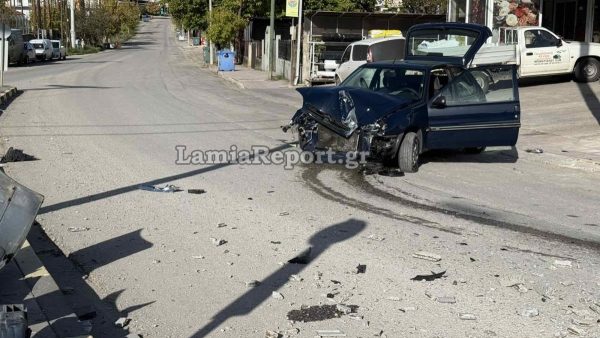 Λαμία: Τροχαίο στη βόρεια πλευρά της πόλης - Έπεσε στην κολόνα και διαλύθηκε (ΒΙΝΤΕΟ-ΦΩΤΟ)