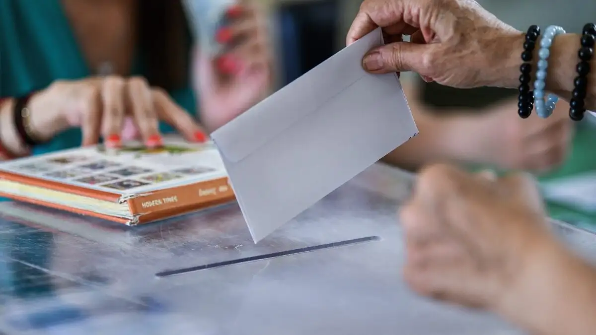 Εκλογές το 2027: Το επικρατέστερο σενάριο είναι ο Απρίλιος – Κυριακή των Βαΐων με κάλπες