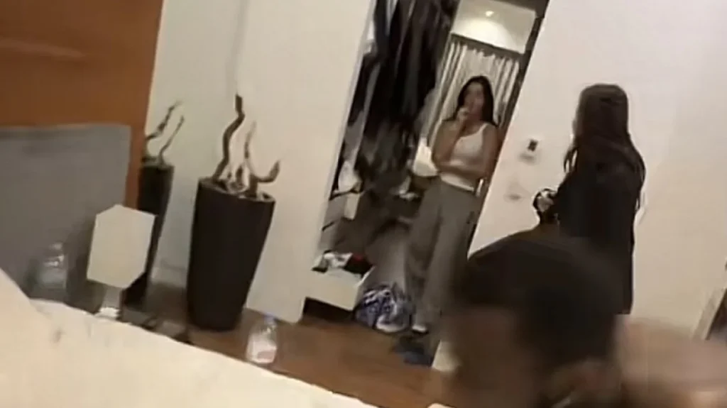 «Είναι μέσα ο θείος μου και κοιμάται»: Καμερουνέζος διεθνής άσος πιάστηκε στα πράσα με τη Ρωσίδα ερωμένη του - Δείτε βίντεο