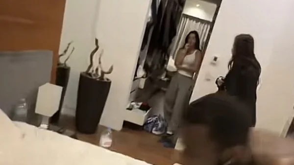 «Είναι μέσα ο θείος μου και κοιμάται»: Καμερουνέζος διεθνής άσος πιάστηκε στα πράσα με τη Ρωσίδα ερωμένη του - Δείτε βίντεο