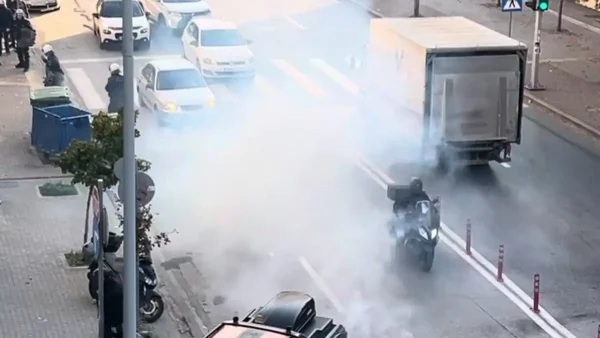 Επεισόδια στη δίκη του Άλκη Καμπανού: Κουκουλοφόροι επιτέθηκαν στους φίλους των καταδικασμένων – Δακρυγόνα από τα ΜΑΤ