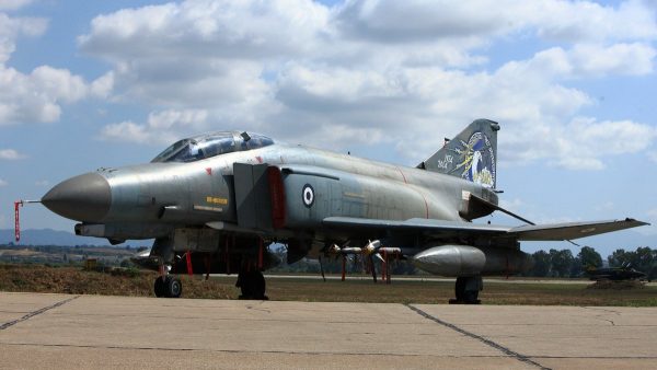 Χαμηλές πτήσεις σήμερα από F-4 μαχητικά πάνω από την πλατεία Αταλάντης