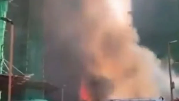 Φλέγεται ουρανοξύστης στο Χονγκ Κονγκ – Παγιδευμένοι πολλοί άνθρωποι