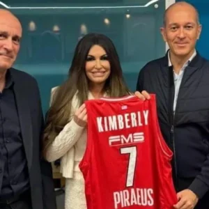 Ολυμπιακός: Οι αδερφοί Αγγελόπουλοι τίμησαν την Κίμπερλι Γκιλφόιλ με τη θρυλική φανέλα Νο 7 του Σπανούλη