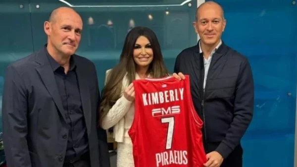 Ολυμπιακός: Οι αδερφοί Αγγελόπουλοι τίμησαν την Κίμπερλι Γκιλφόιλ με τη θρυλική φανέλα Νο 7 του Σπανούλη