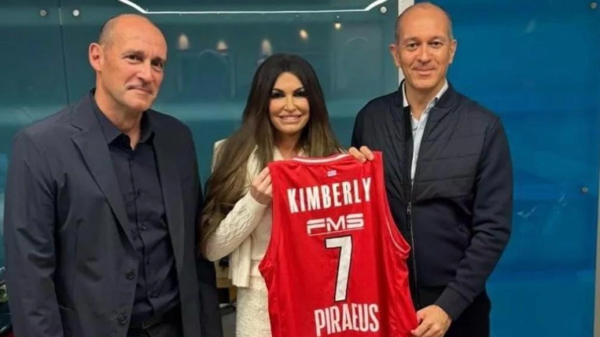 Ολυμπιακός: Οι αδερφοί Αγγελόπουλοι τίμησαν την Κίμπερλι Γκιλφόιλ με τη θρυλική φανέλα Νο 7 του Σπανούλη