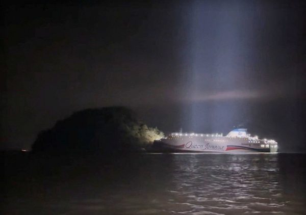 Χάζευε στο κινητό του και «έριξε» το πλοίο σε ακατοίκητο νησί – Διώξεις κατά του πηδαλιούχου