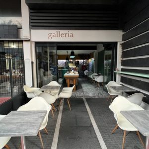 Πωλείται πλήρως εξοπλισμένη η καφετέρια «Galleria» στο κέντρο της πόλης