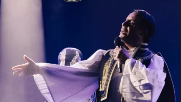 MadWalk 2025: Ο Γιώργος Μαζωνάκης με παραδοσιακό look τραγούδησε την «Θαλασσογραφία» του Διονύση Σαββόπουλου