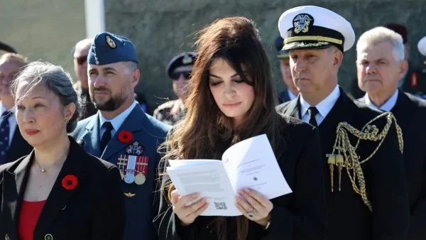 Η Κίμπερλι Γκιλφόιλ κατέθεσε στεφάνι στο μνημείο πεσόντων των δύο Παγκοσμίων Πολέμων – «Φόρος τιμής σε όσους θυσιάστηκαν»