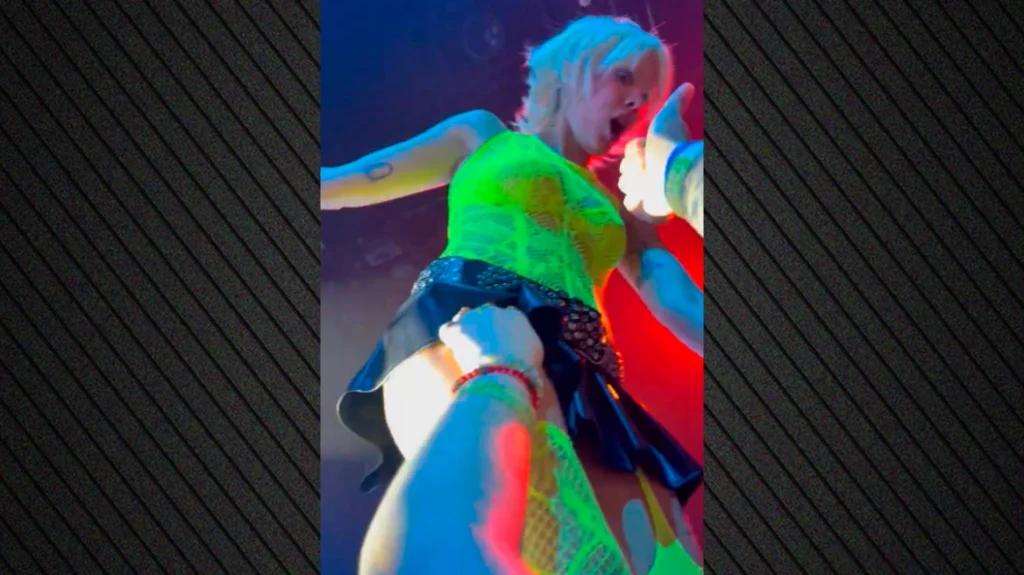 Βίντεο: Άγρια παρενόχληση στη Halsey ενώ τραγουδούσε στη σκηνή - Δείτε τι έκανε θαυμάστριά της