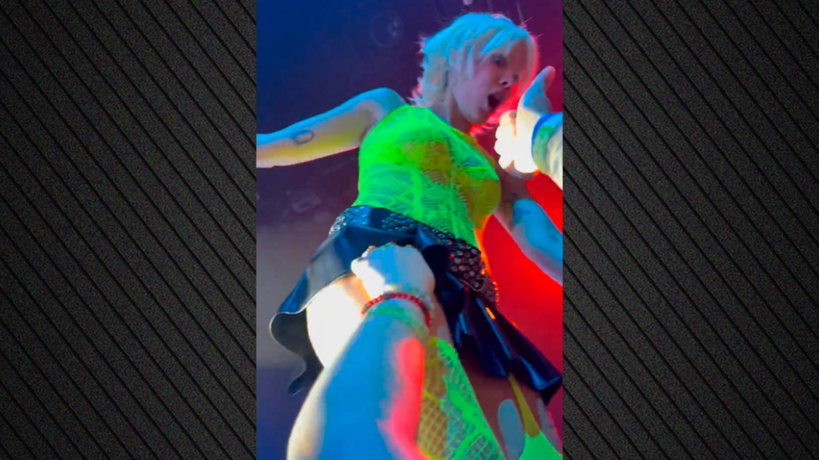 Βίντεο: Άγρια παρενόχληση στη Halsey ενώ τραγουδούσε στη σκηνή - Δείτε τι έκανε θαυμάστριά της