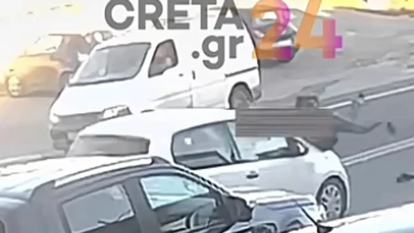Ηράκλειο: Καρέ καρέ η στιγμή που η πεζή ελέγχει τον δρόμο λίγο πριν παρασυρθεί από το αυτοκίνητο