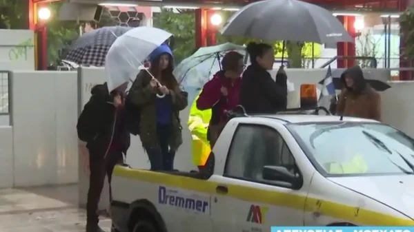 Μετέφεραν σε καρότσα αγροτικού το κόσμο που ήθελε να περάσει τον δρόμο για τον σταθμό του ΗΣΑΠ στο Μοσχάτο - «Φούσκωσε» ο Κηφισός