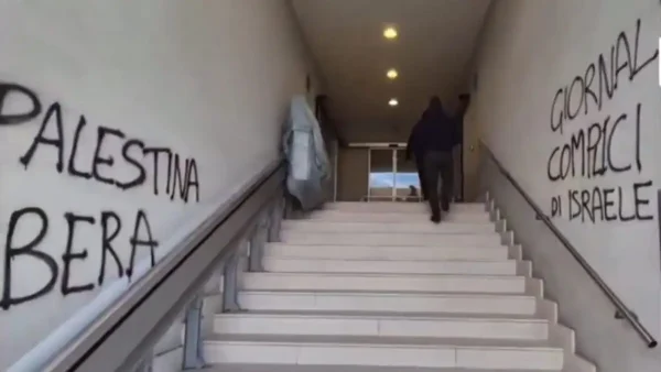 Ιταλία: Διαδηλωτές «μπούκαραν» στα γραφεία της La Stampa- Πέταξαν κάτω βιβλία και έγραψαν συνθήματα σε τοίχους