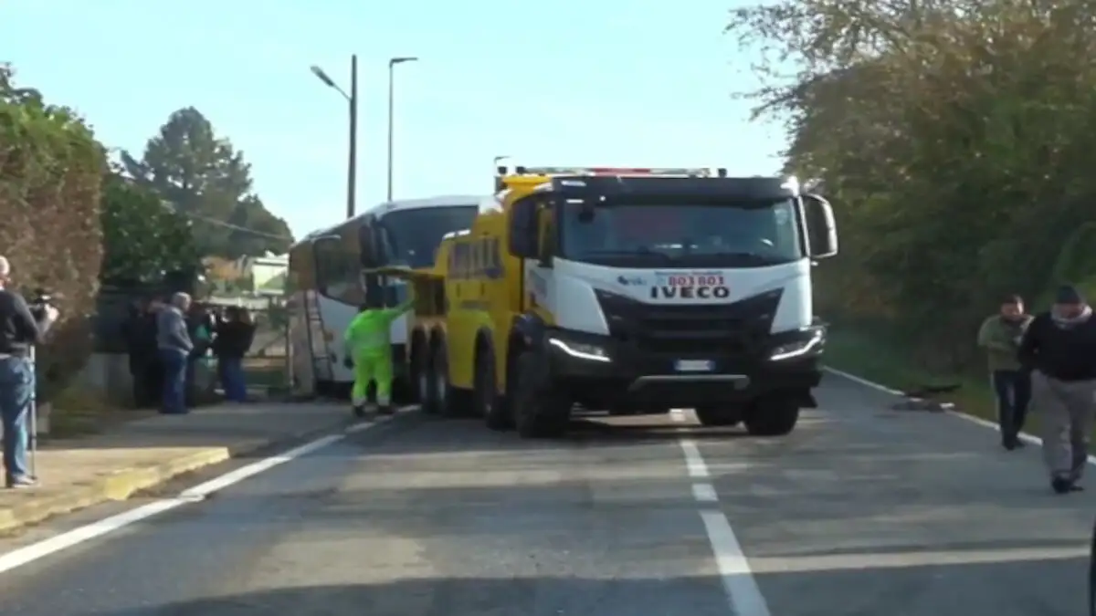 Ένας νεκρός και 20 τραυματίες από σύγκρουση αυτοκινήτου με σχολικό λεωφορείο κοντά στο Τορίνο – Ο οδηγός φαίνεται πως αποκοιμήθηκε στο τιμόνι